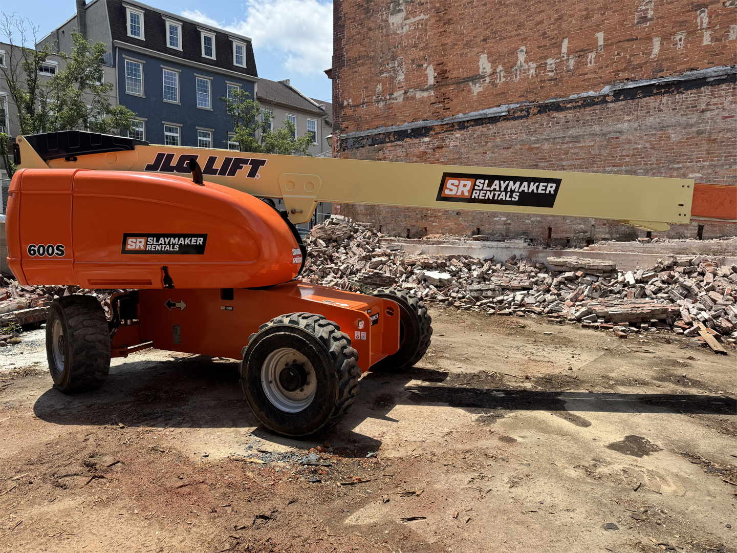 JLG 600S Boom Lift on a job site